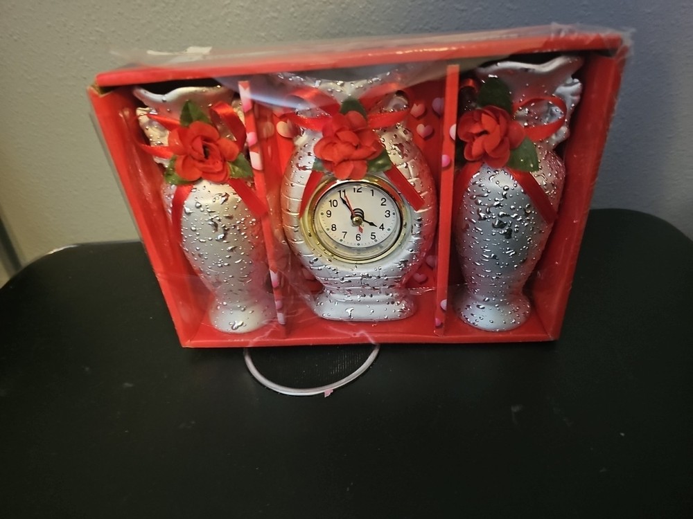 3 Vases With A Clock Set