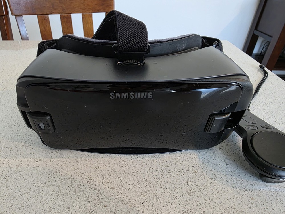 Samsung Gear VR Black Plastic Smartphone VR Headset with Controller for Oculus