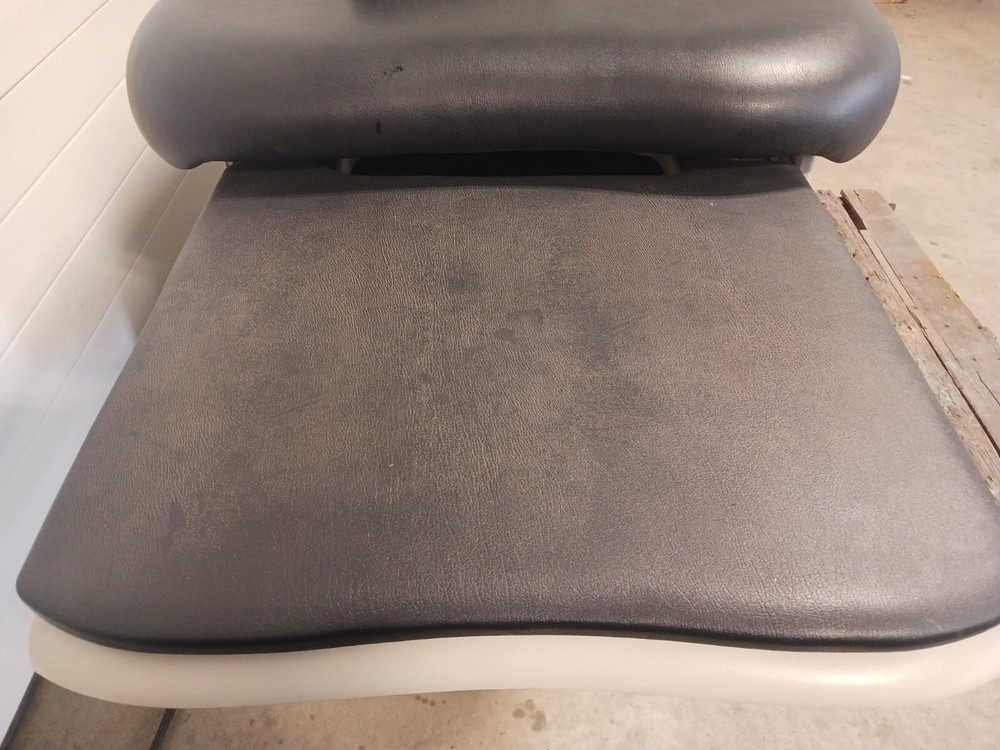 Midmark Exam Table 623-007 w/ Foot Switch & Handheld Controller