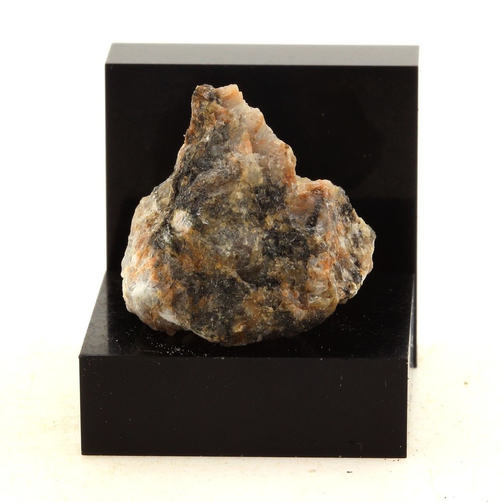 Granite. 44.0 CT. Laurentian, Quebec, Canada.