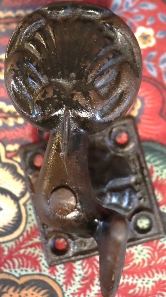 Vintage Shutter Dog Clam design