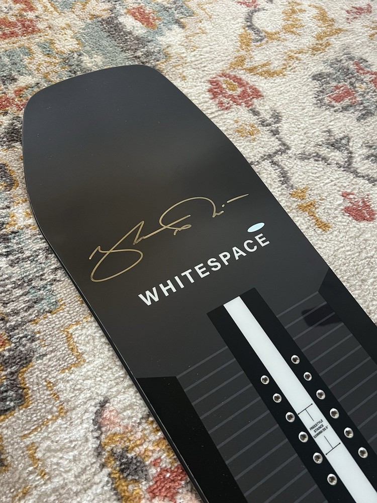 Shaun white Pro Black 150 WHITE SPACE Autographed Snowboard