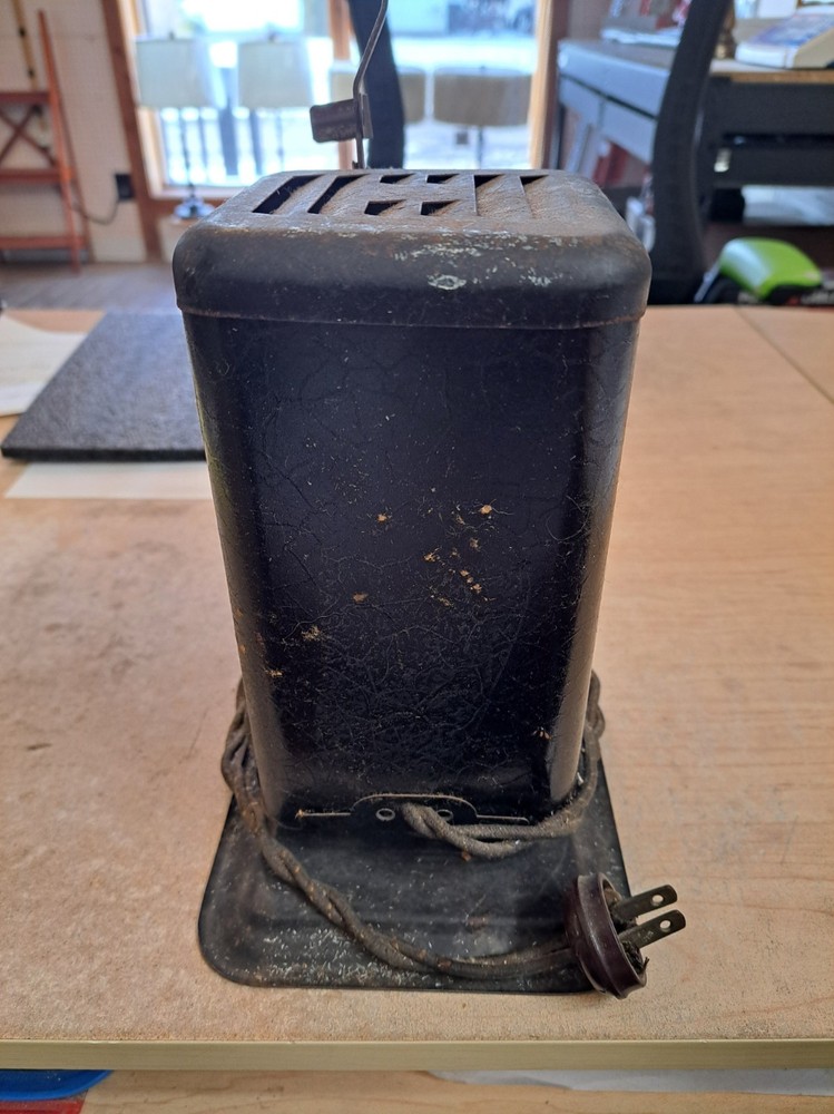 VINTAGE LINDSTROM 16MM PROJECTOR - HAND CRANK