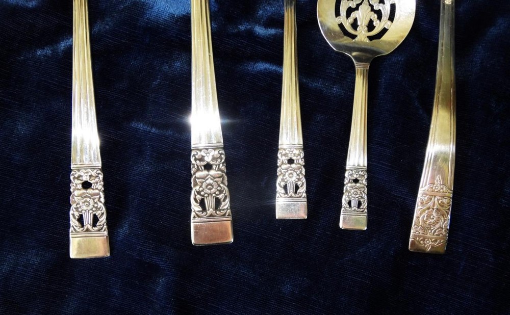 5 SERVING PIECES OF COMMUNITY CORONATION PATTERN SIOLVRT PLATED FLATWARE