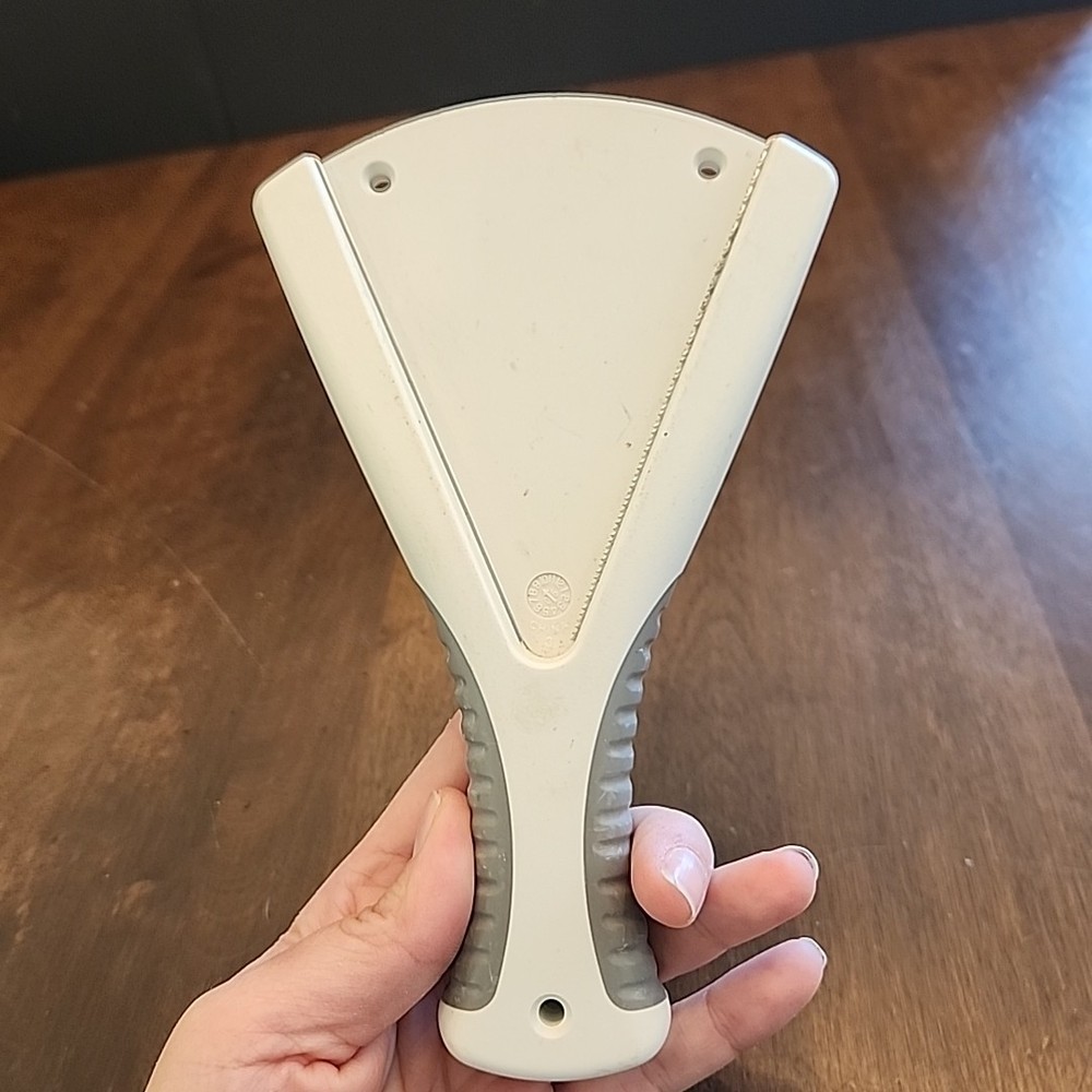 Pampered Chef Handheld Or Mountable White Jar Opener