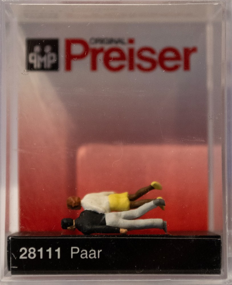 Preiser #28111 Couple Walking