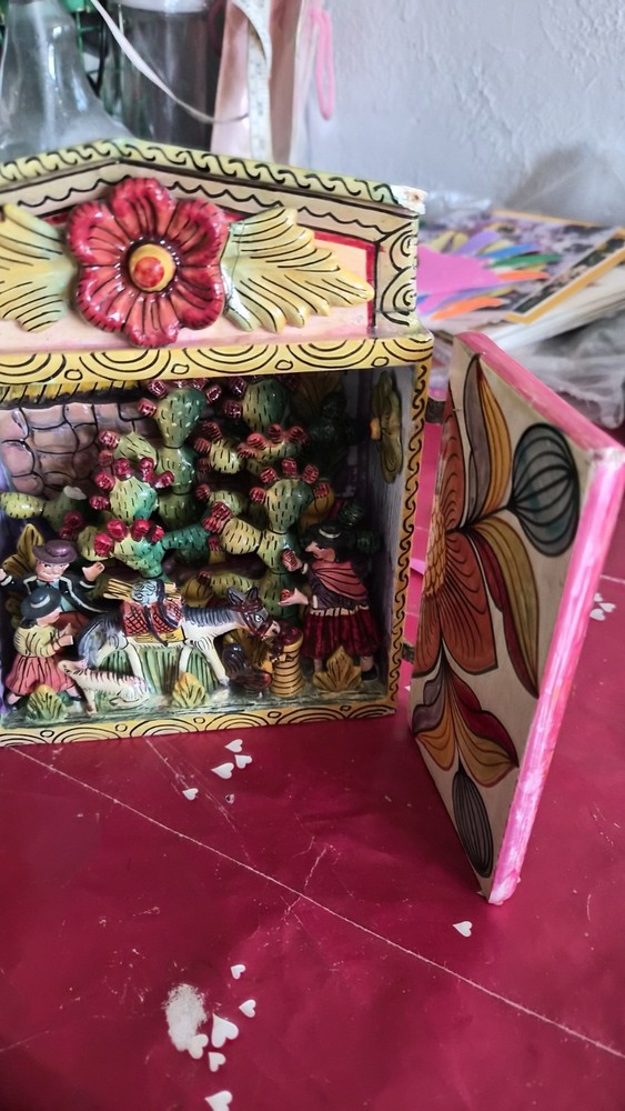 Handmade-Painted Peruvian Wooden Shadowbox Diorama nopal