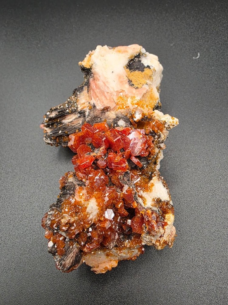 Vanadinite on Baryte with Rich Manganese