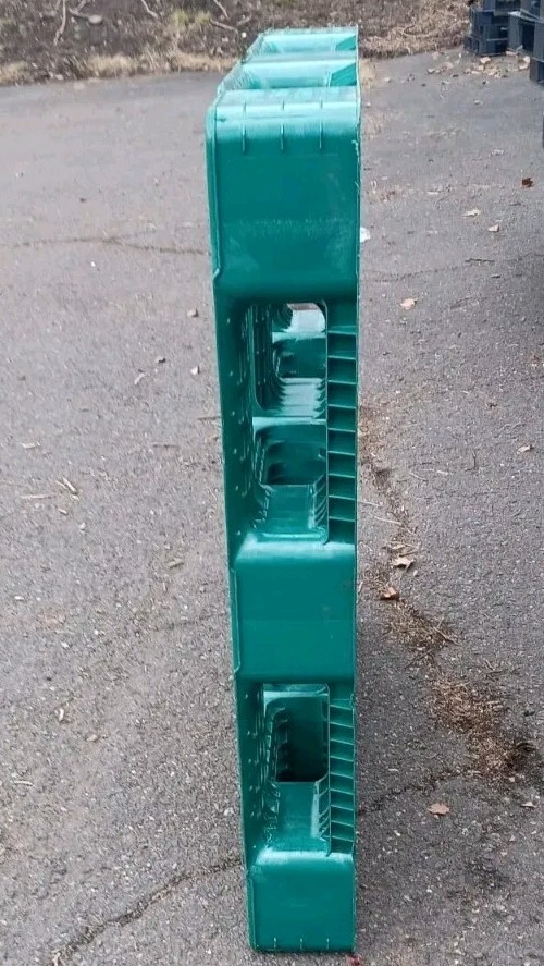 HEAVY DUTY 43"X43"x6" PLASTIC PALLETS Freight Available- READ DESCRIPTION