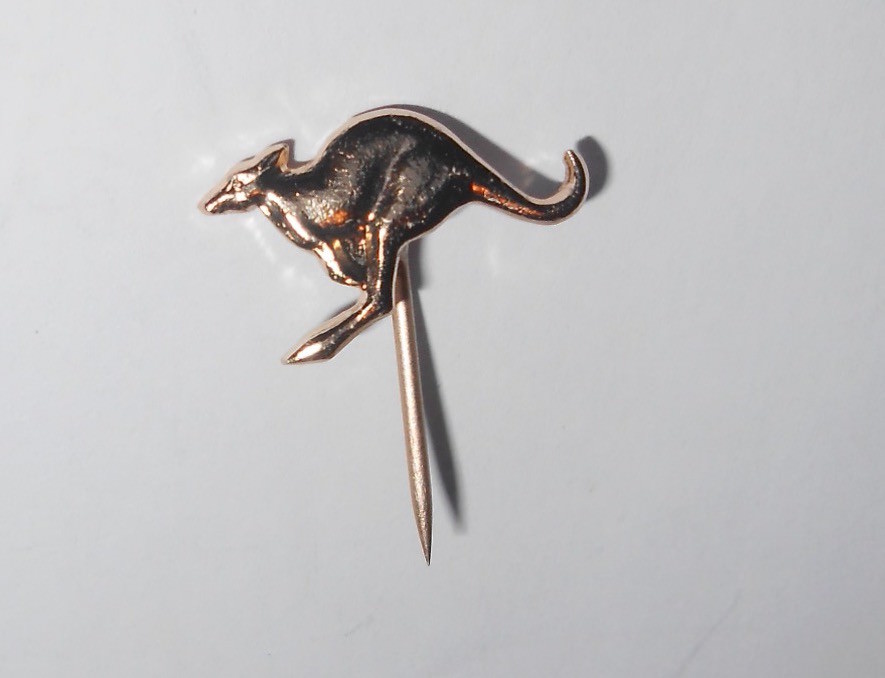 Kangaroo Pin Gold Tone ¾ x ½
