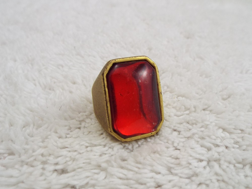 Goldtone Red Glass Ring ~ Size 6.5 (B32)