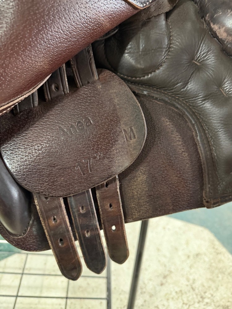 Barely used brown SeaBis jumping saddle medium tree 17” seat