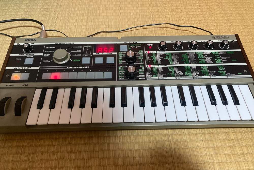 Korg MicroKorg Synthesizer Vocoder Analog Modeling 37-Key Keyboard