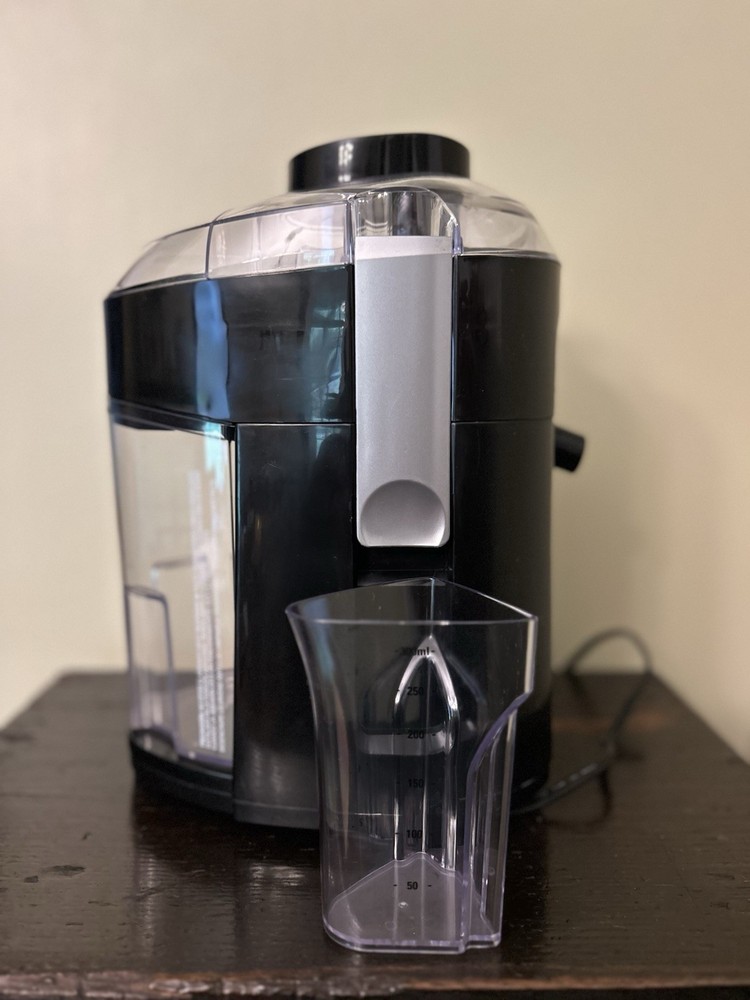 Black & Decker Juicer Model JE2200B Unit With Pusher - Cups- Complete No Box