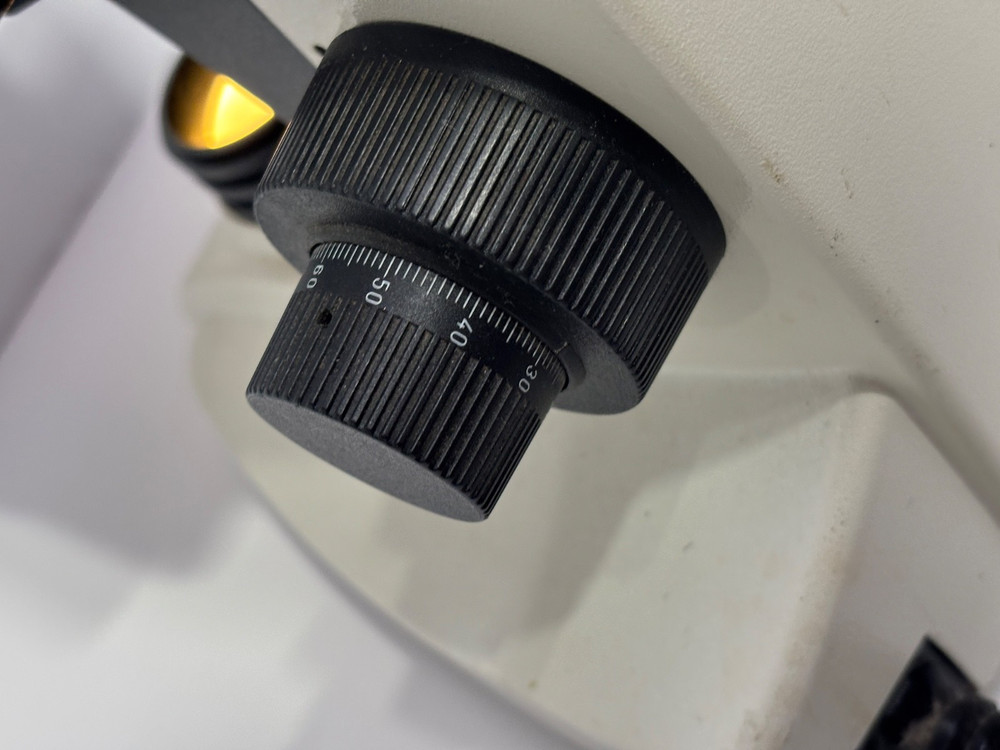 Genuine Leica BME microscope Lecia Microscope With 3 Objectives + Extras