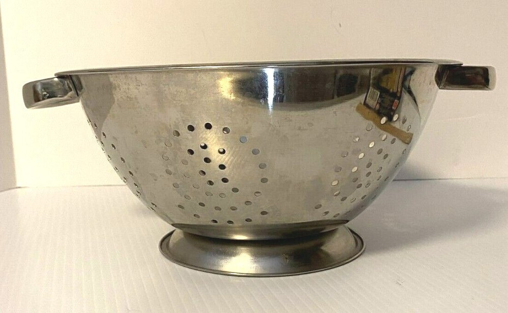 Stainless steel footed colander