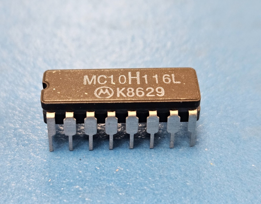 (2PCS) MC10116L Motorola Line Receiver, 1 Func, 3 Rcvr, ECL, CDIP16 *Trims*