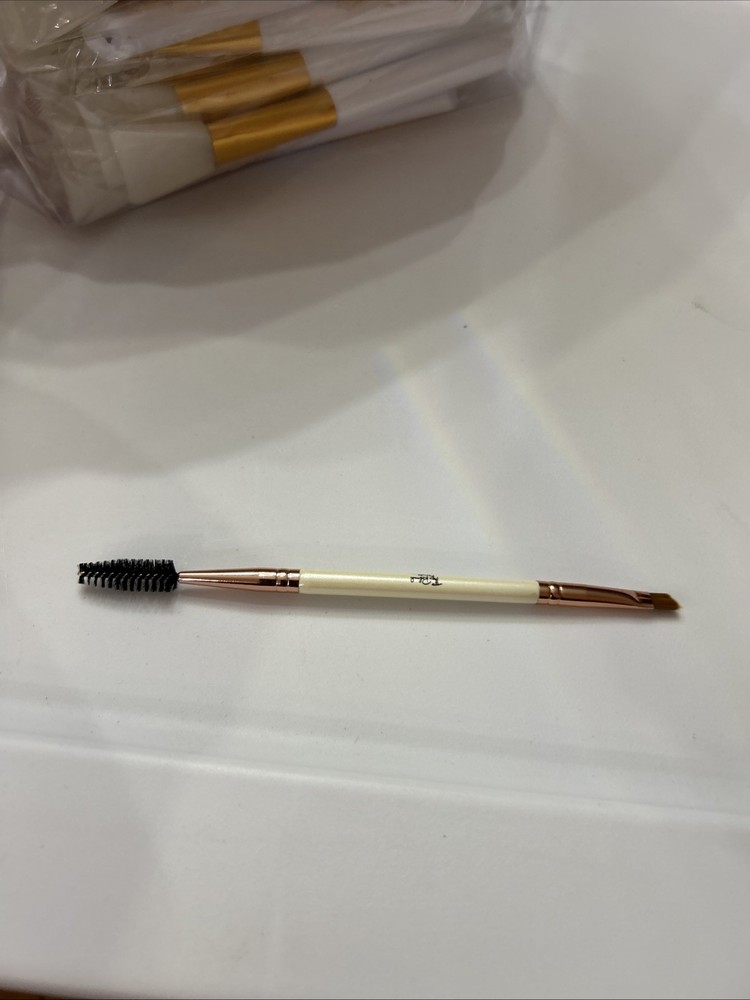 This double-sided eyebrow and eyelash tool