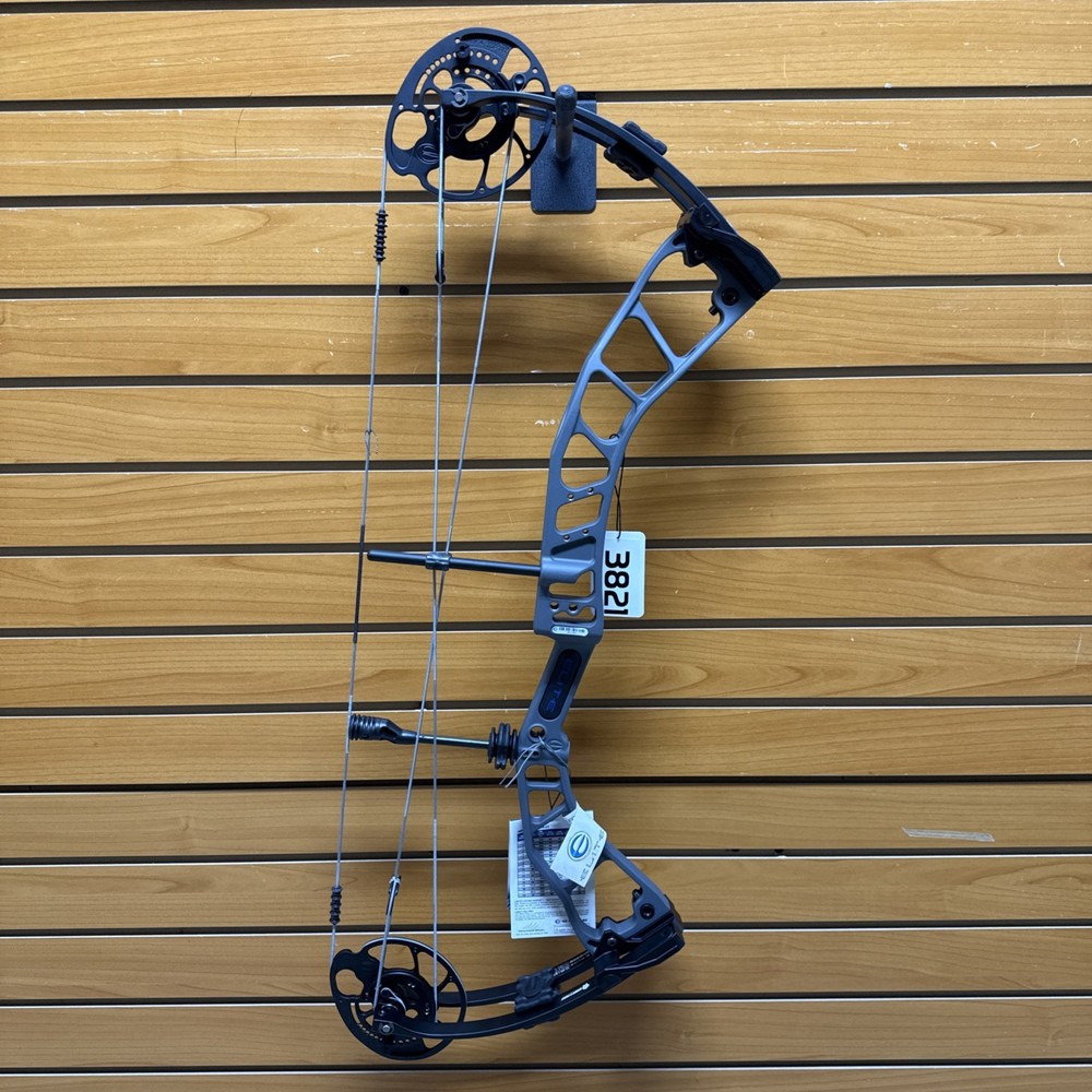 Item 3821 - Elite Archery Compound Bow - Emerse - RH - Slate Grey