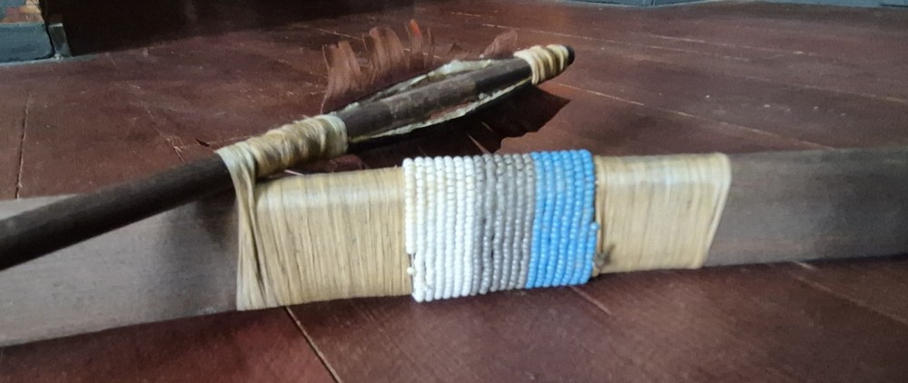 VINTAGE NATIVE AMERICAN BOW AND 2 ARROWS HANDMADE QUALITY! NICE!!