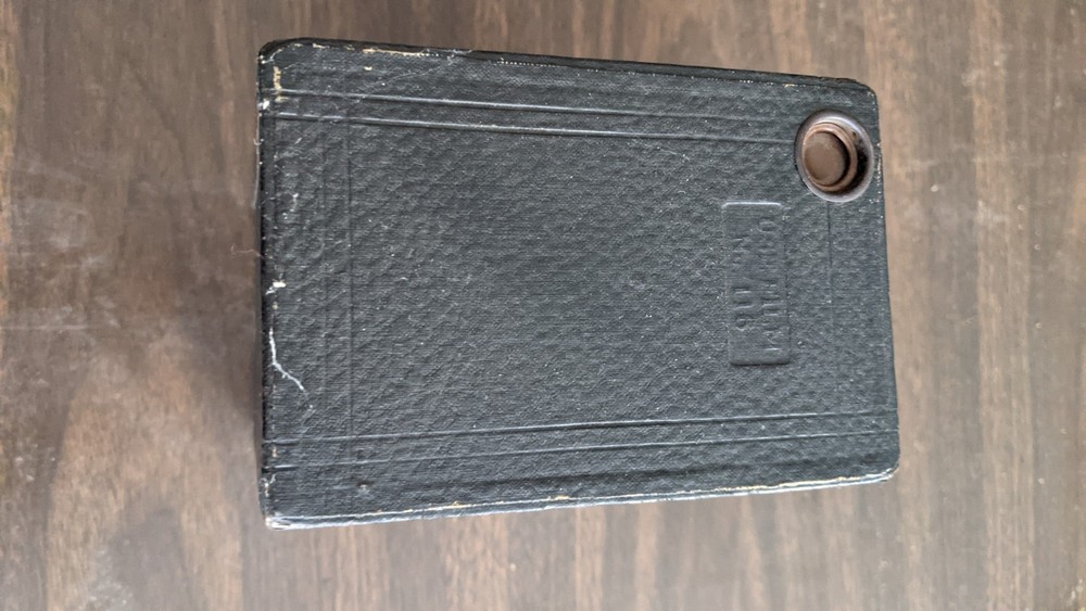 VINTAGE KODAK BROWNIE 2A BOX CAMERA--UNTESTED