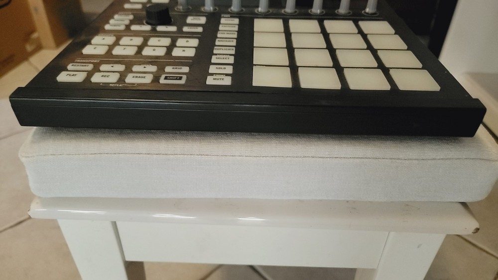 Native Instruments MASCHINE MK2 Black w/USB Cable – Power Tested Only.