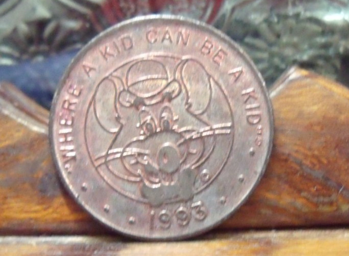 PINK ANODIZED CHUCK E CHESSE 1993 Token
