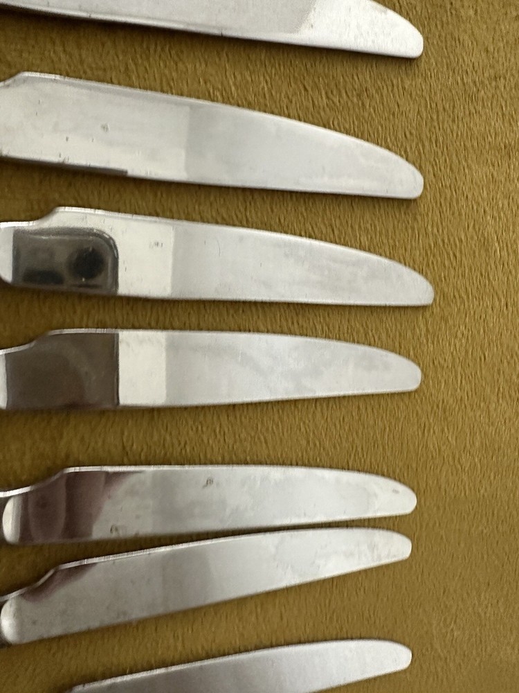 Wallace 1810 Stainless Peacock Pattern (8) Dinner Knives - (blade Flaws)