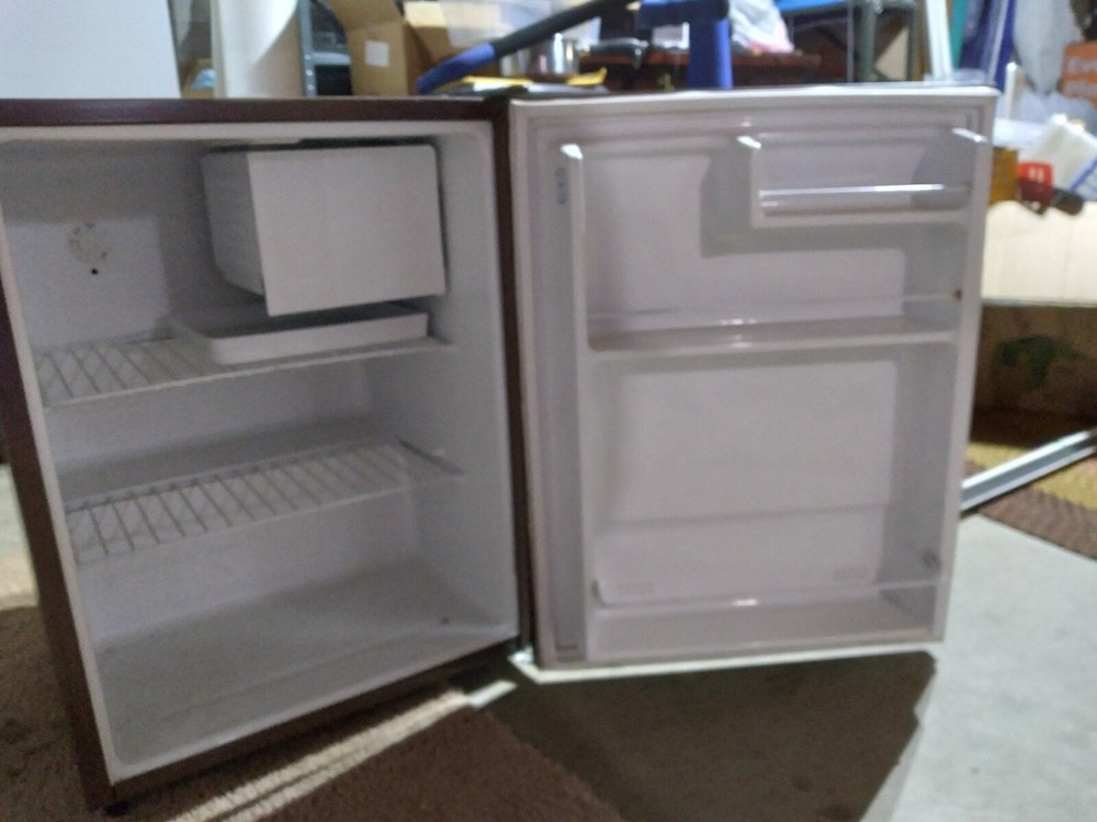 Sanyo Collge size refrigerator