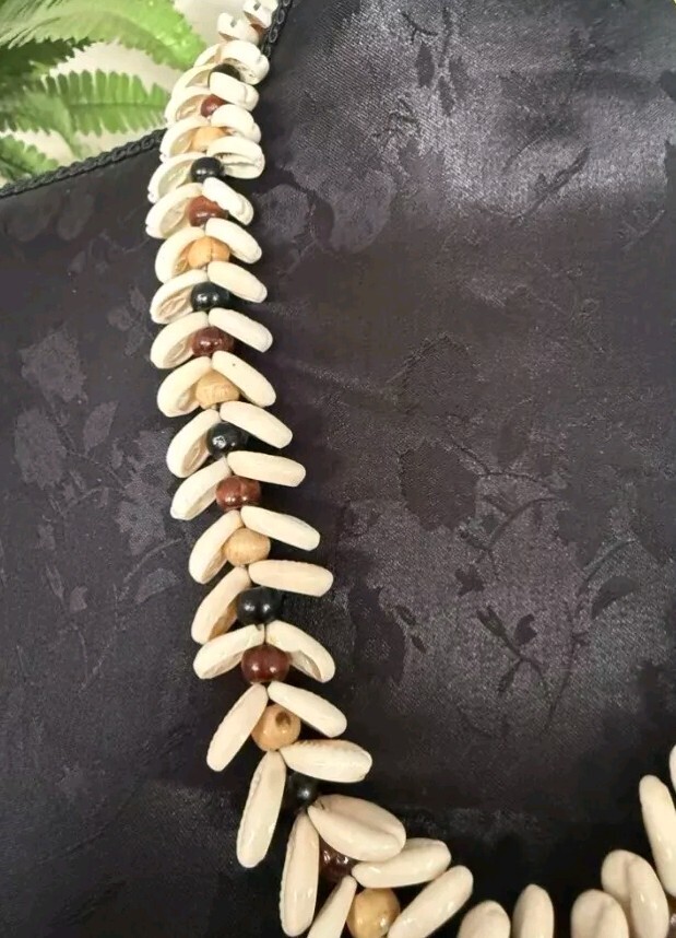 Necklace Cowrie Shell / Bead