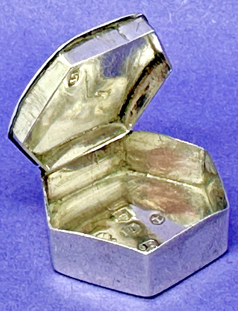 GEORGIAN SOLID SILVER HEXAGONAL HINGED LID PILL BOX BY JOHN TURNER B'HAM 1802