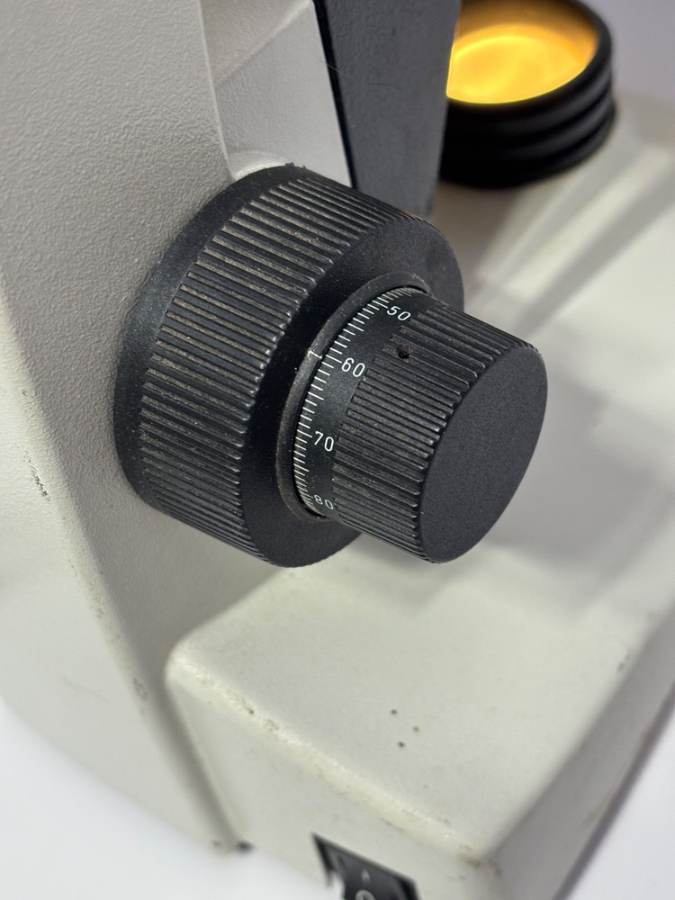 Genuine Leica BME microscope Lecia Microscope With 3 Objectives + Extras