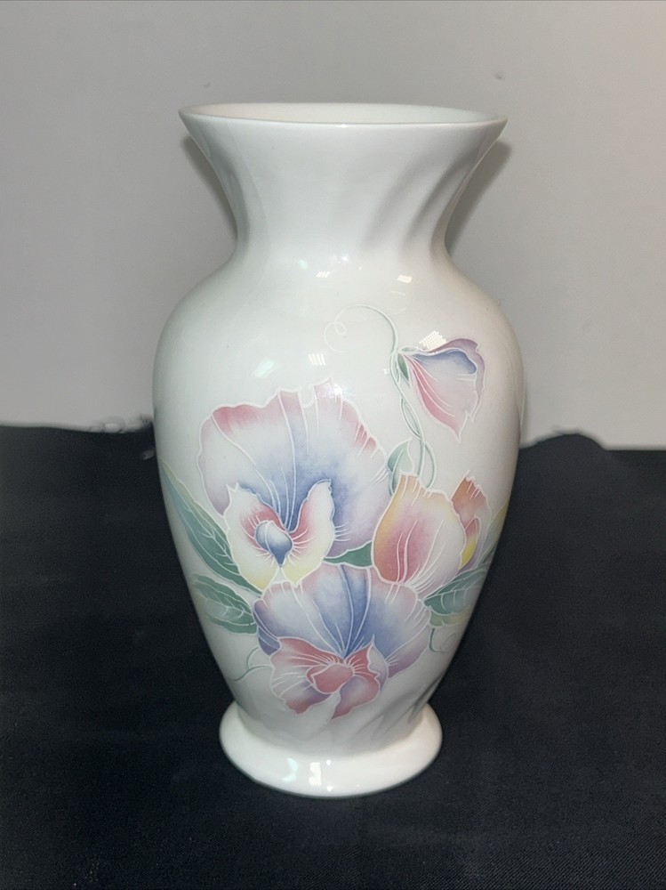 Aynsley bone China “Sweetheart” pattern vase