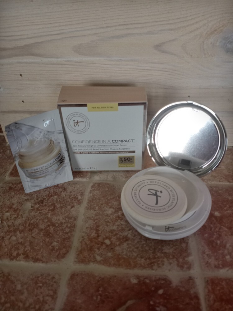 IT Cosmetics Confidence in a Compact LIGHT Solid Serum Foundation New in Box