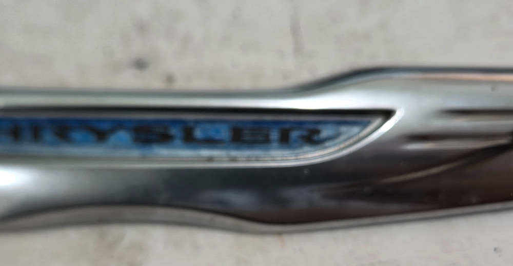 CHRYSLER 200 FRONT EMBLEM 19" 05182602 {X300}
