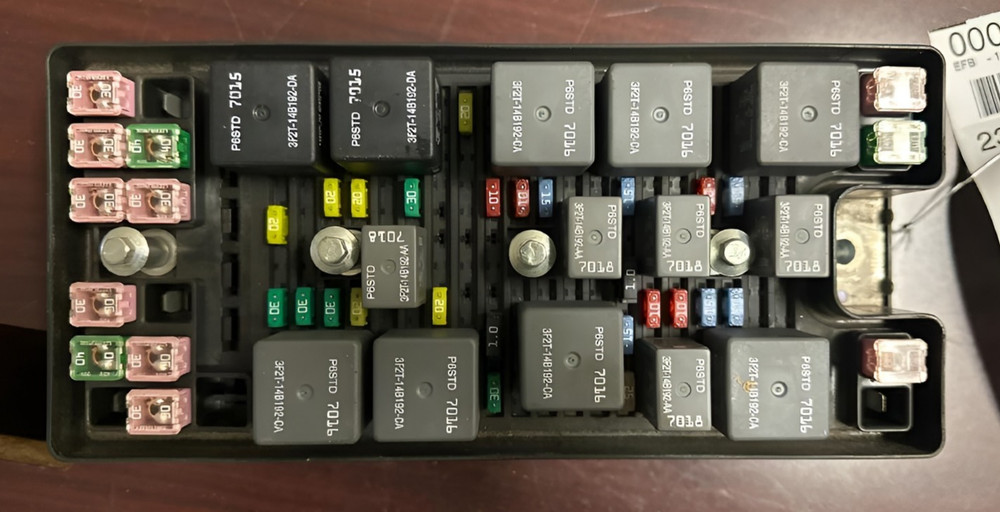 2005-2006 Ford Mustang Engine Fuse Box OEM