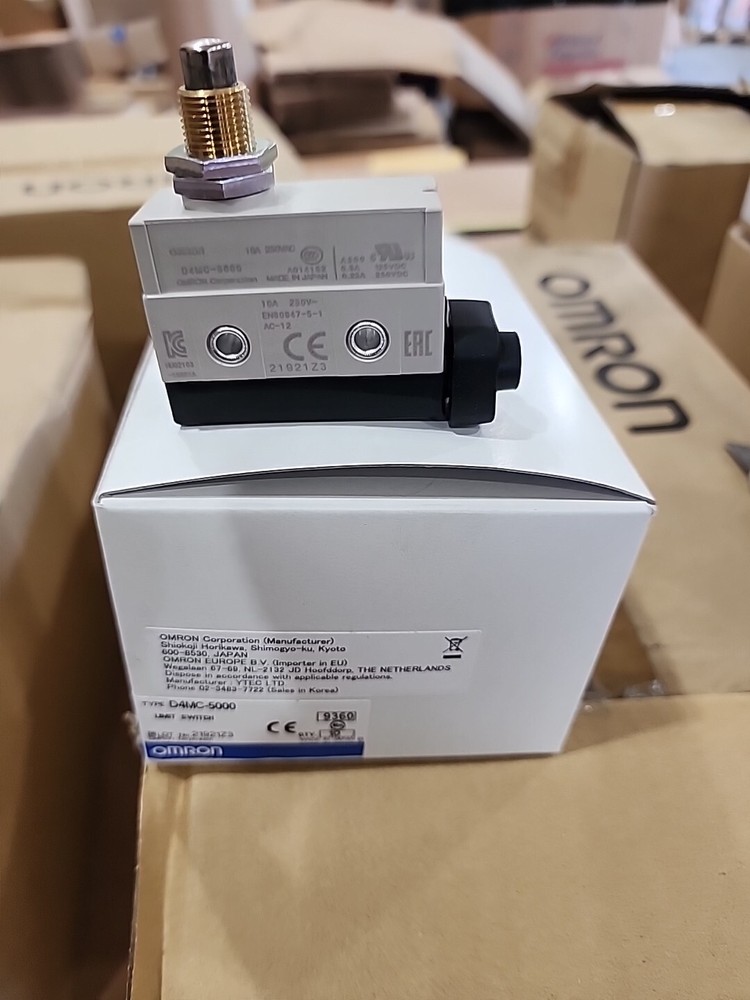 New OEM OMRON Limit Switch P/N D4MC-5000