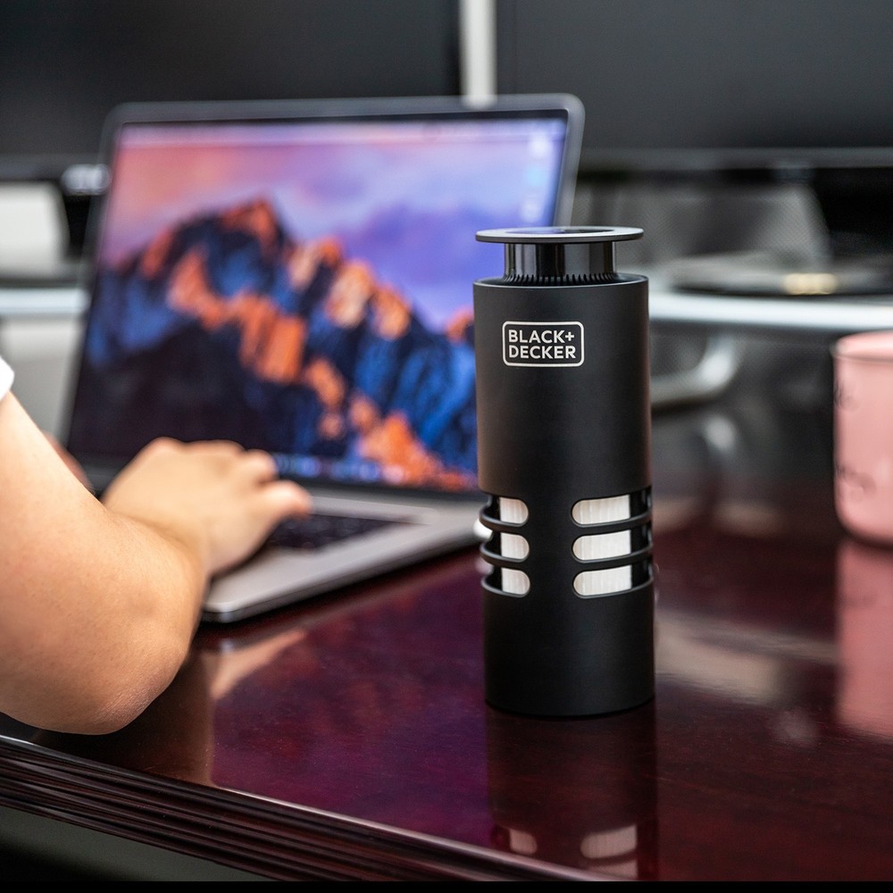 BLACK + DECKER CAR / OFFICE PERSONAL AIR PURIFIER .