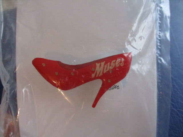 Muses Red Shoe Lapel Pin NIP *