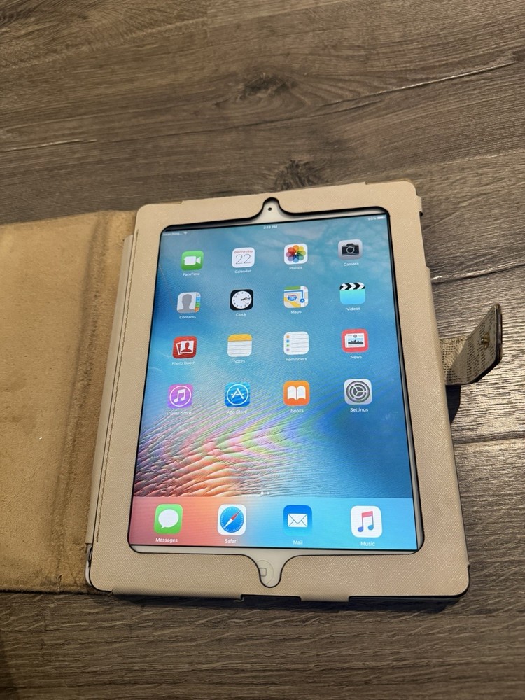 Apple IPad 2 White/Silver With Michael Kors Case bundle