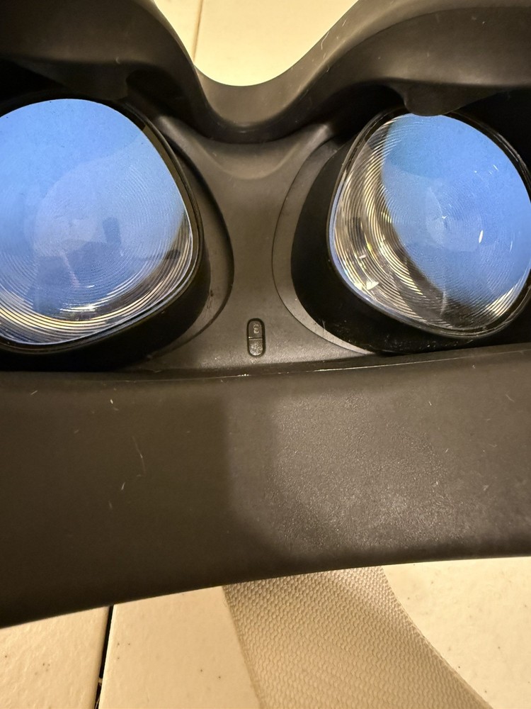 Oculus Quest 2 w 1 Controller Great Condition Works Great!!! Tear Under Leather