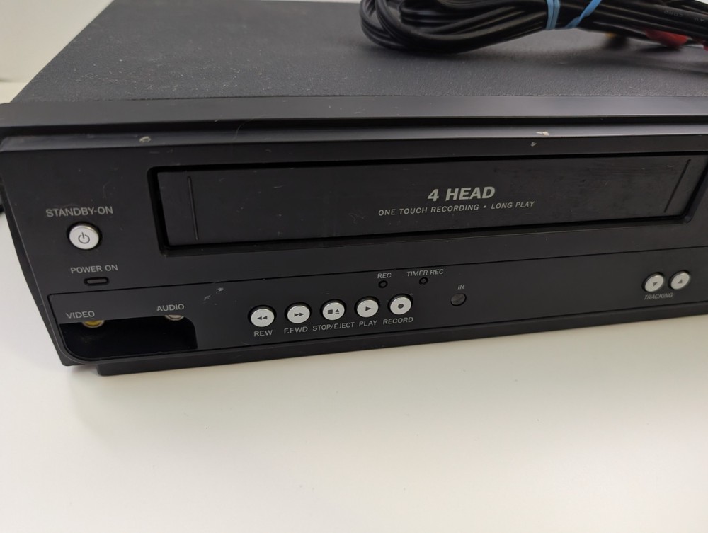 *READ NEEDS WORK* Magnavox DV220MW9 VHS VCR DVD Player Powers On - No Remote