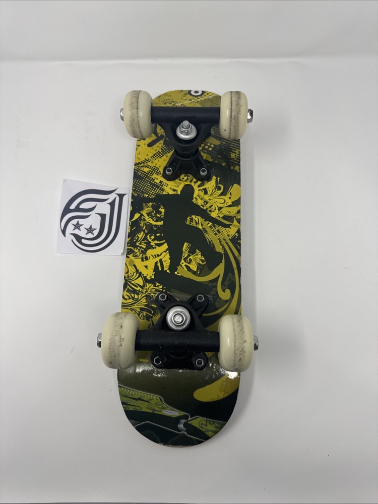 Mini Skateboard (17 in) Starter Size Complete Deck Board Skate White Wheels