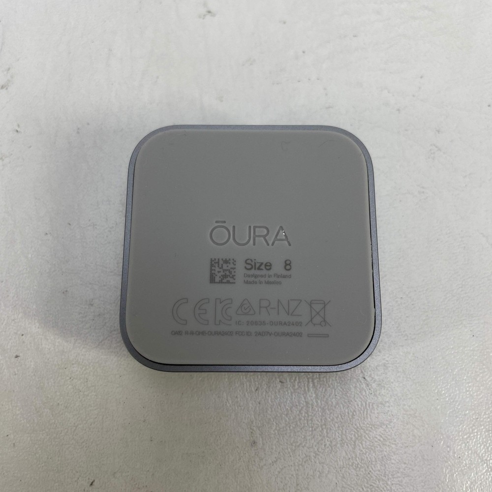 Oura Ring 4 Size 8 Sliver Activity Tracker JZ90-54217-08