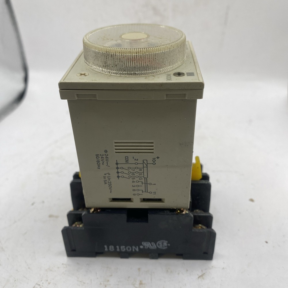 Relay OMRON H3CR-A8 Timer with base