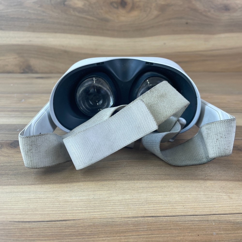 Oculus Quest All-In-One Standalone Virtual Reality Headset Only Bluetooth USB-C