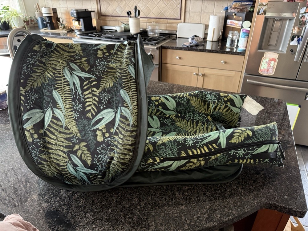 Tropical Dockatot with Collapsible Canopy! Great Condition