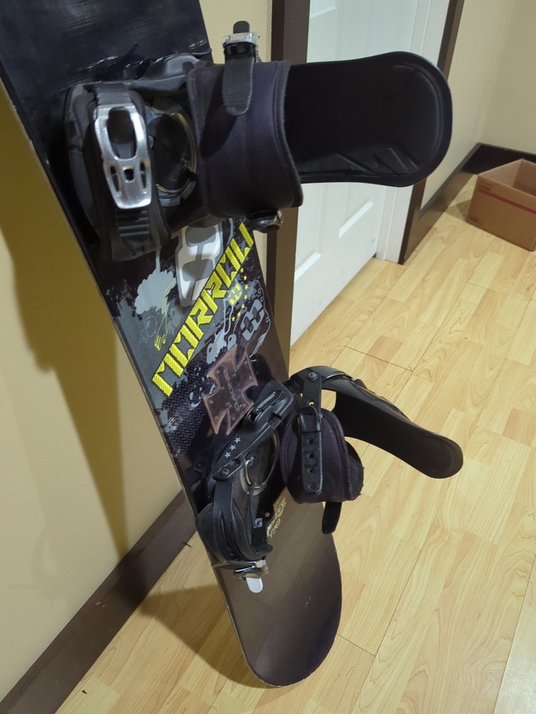 Morrow snowboard 138cm with rossignol bindings size Small.