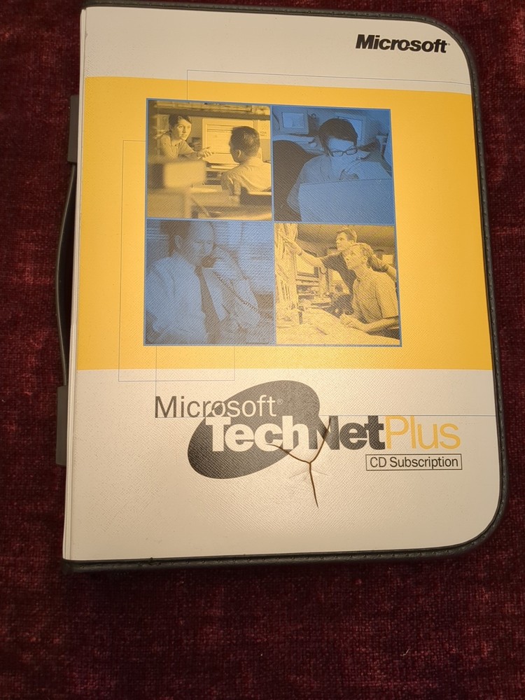 Microsoft Technet Plus DVD/CD BINDER w/Sleeves NO DISCS, NO SOFTWARE