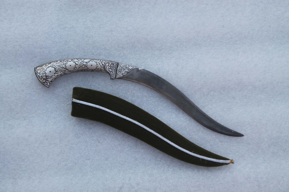 Fantastic curve iron blade Dagger Mughal Calligraphy silver inlaid work Handle